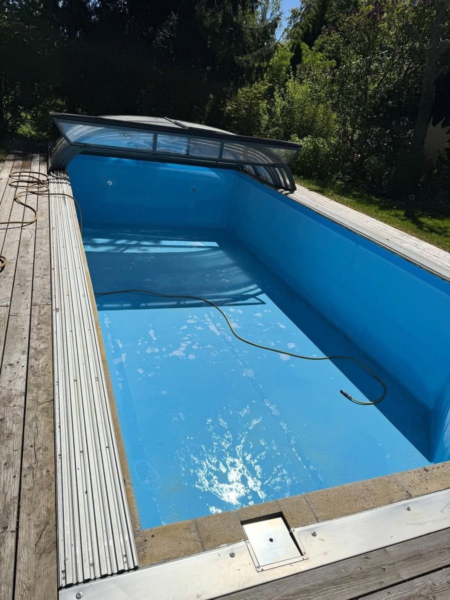Gepflegte Poolanlage auf einem betreuten Grundstück