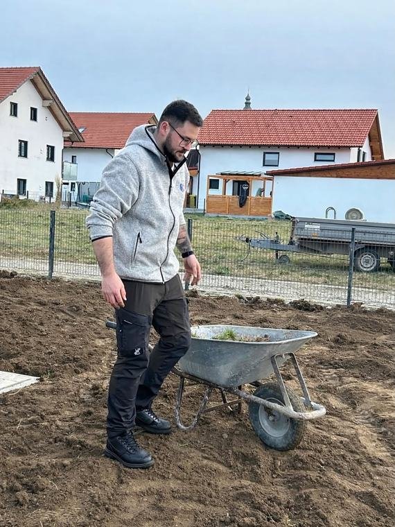 Erdarbeiten mit der Schubkarre auf einer Grundstücksfläche